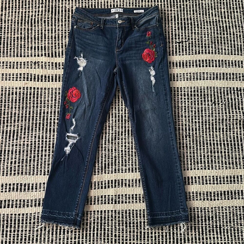 Black Daisy Size 9 Distressed Rose Embroidered Jeans Akinny ankle
